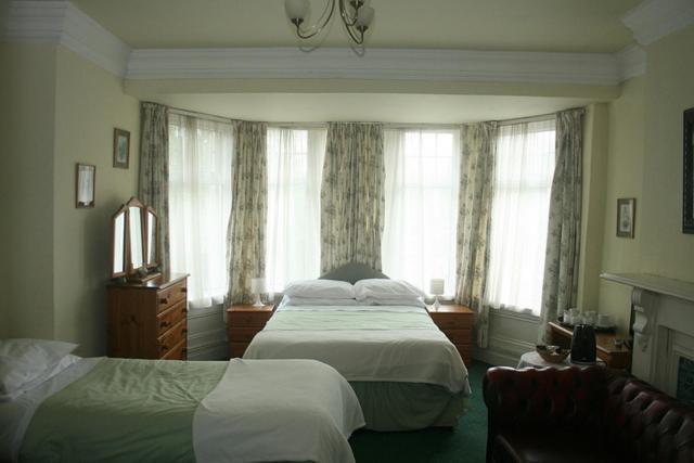 The Knoll Guesthouse Newport  Zimmer foto